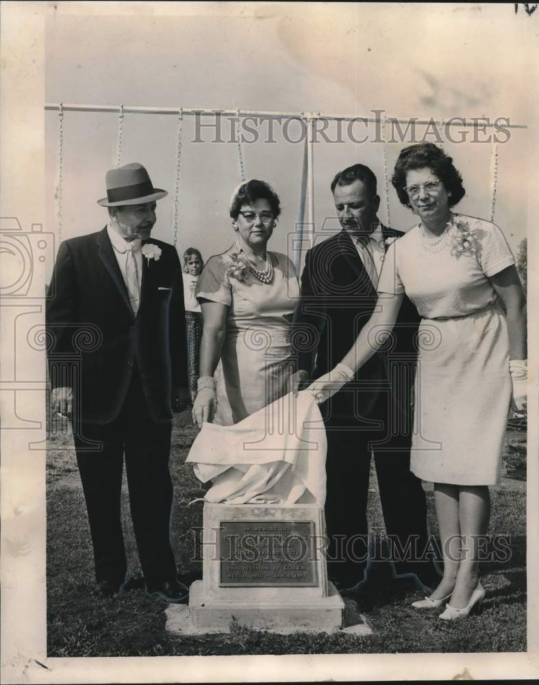 Load image into Gallery viewer, 1962 Press Photo Dignitaries at the unveiling of Private Alvin Pradat monument
