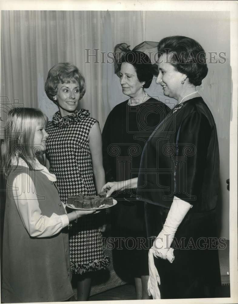 1966 Press Photo Members of Les Causeries du Lundi at the Opening Program-tea