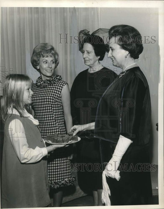 1966 Press Photo Members of Les Causeries du Lundi at the Opening Program-tea