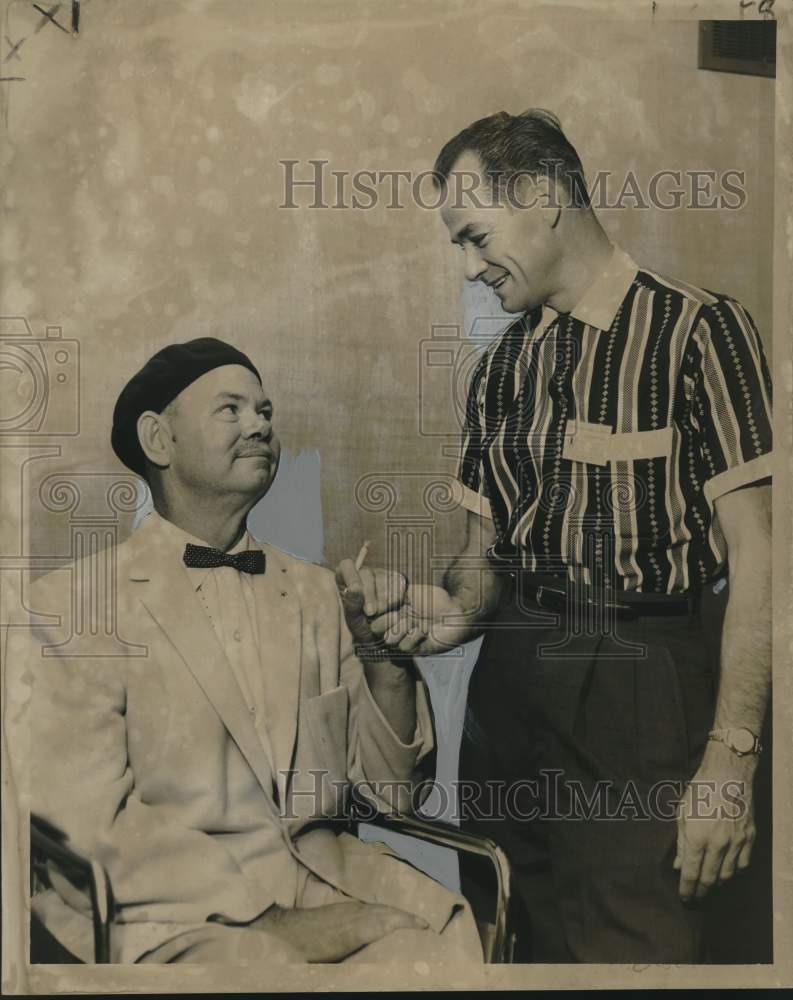 Load image into Gallery viewer, 1959 Press Photo Paul Preston &amp; Roy G. Johnson at Fifth Marine Division Reunion
