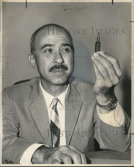 1966 Press Photo Paul Perret with Ampule at Tulane Medical School - noo52118