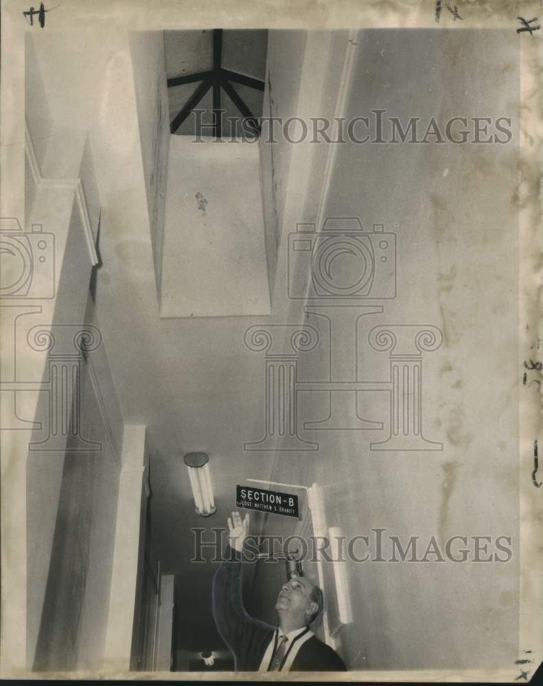 1968 Press Photo Leon Roppolo points where escapees pass in Parish Prison