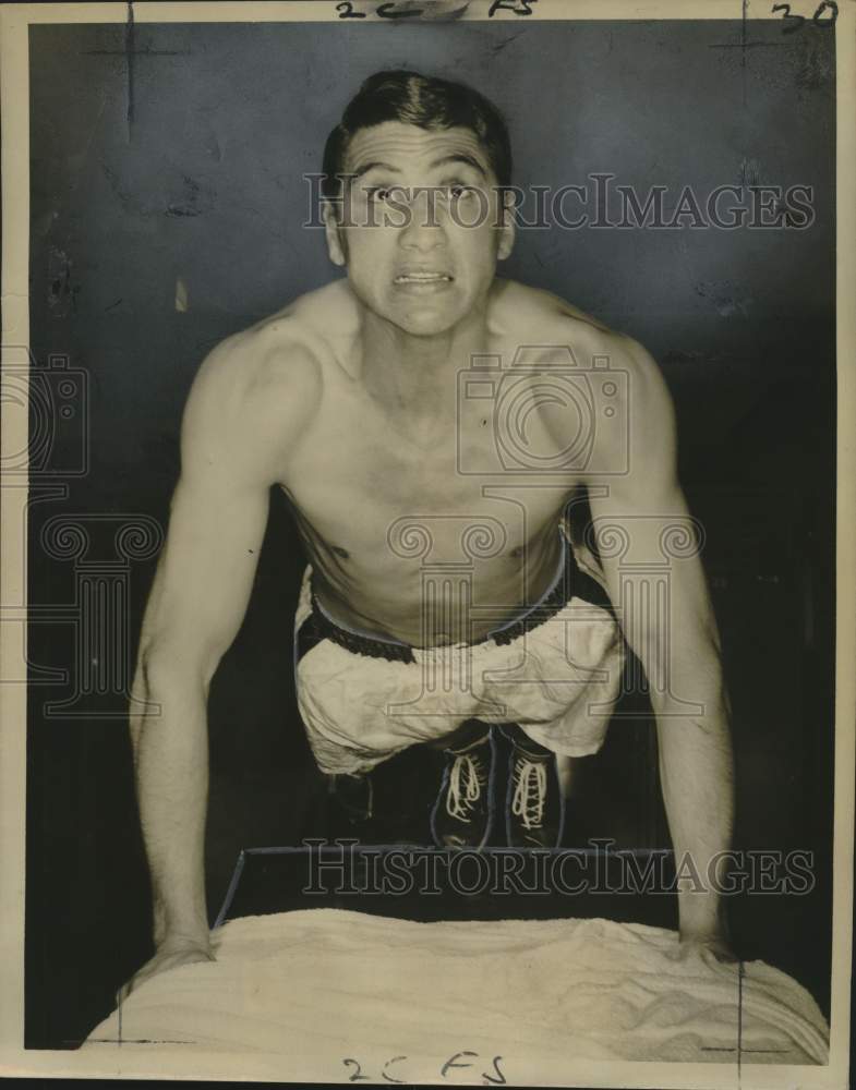 1964 Press Photo Boxer Gregorio Peralta working out in a New York gym- Historic Images