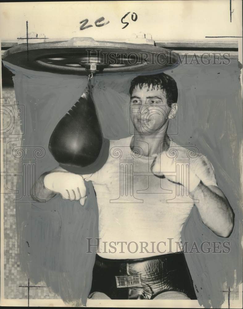 1964 Press Photo Gregorio Peralta working on the speed bag at a New York gym- Historic Images