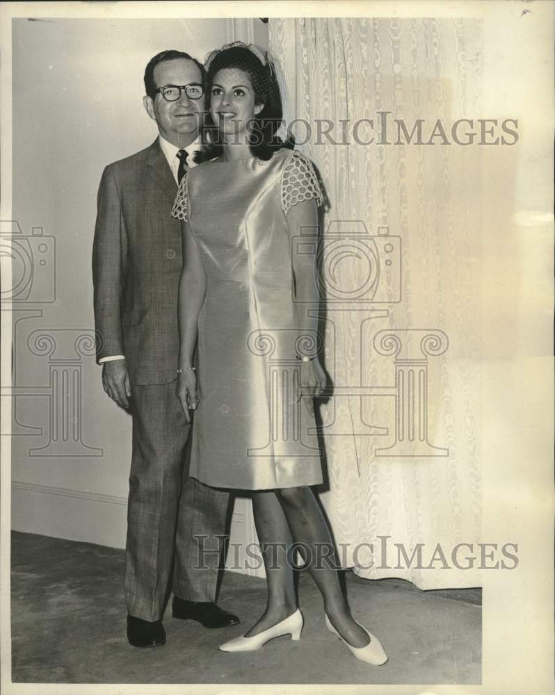 Load image into Gallery viewer, 1967 Press Photo Aaron Parnes, designer for Parnes-Feinstein, New York and model
