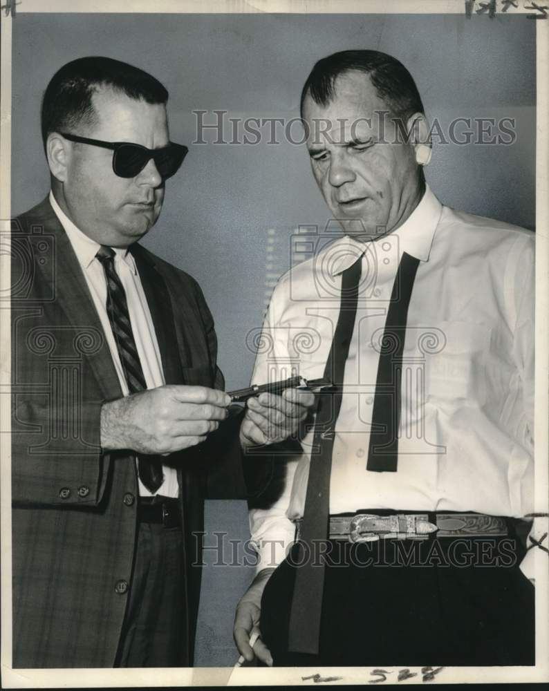 Load image into Gallery viewer, 1961 Press Photo Texas Rancher Will Owens with Det. Paul Gustafson - noo52323
