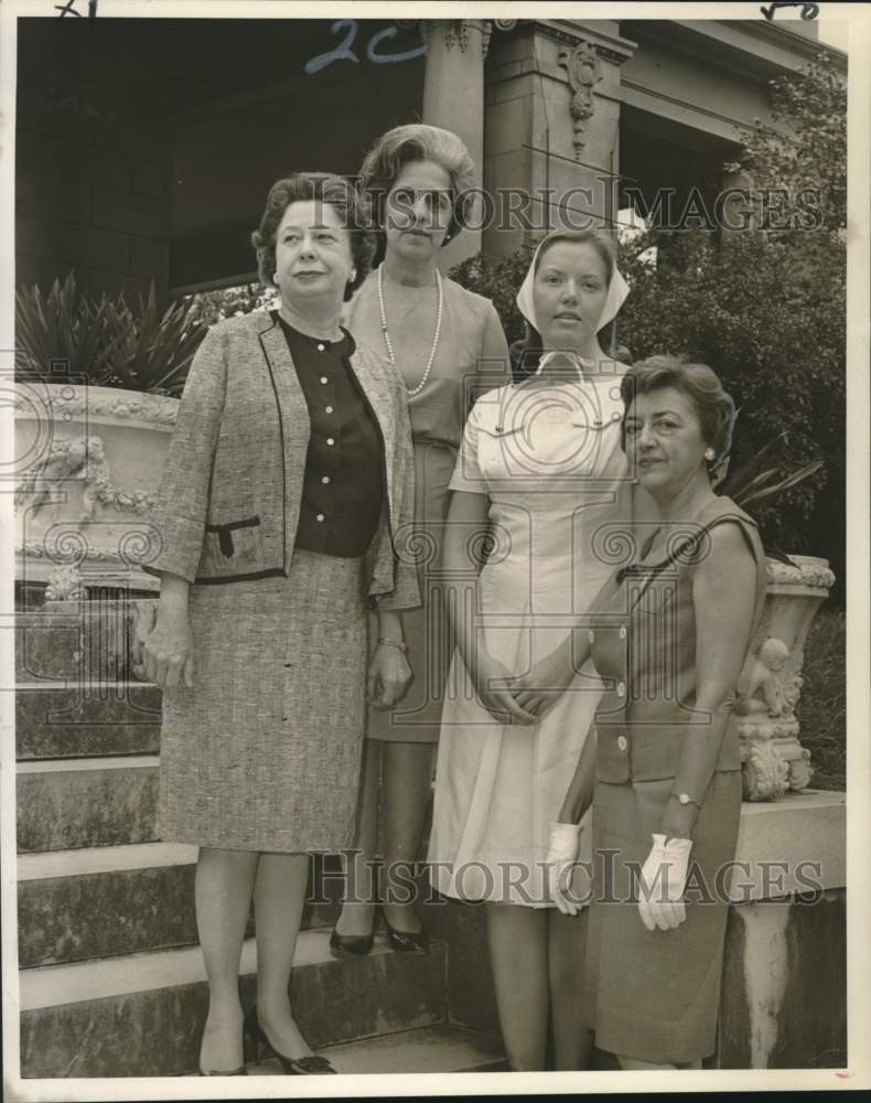 Load image into Gallery viewer, 1966 Press Photo Women's Club members meeting for luncheon - noo52332
