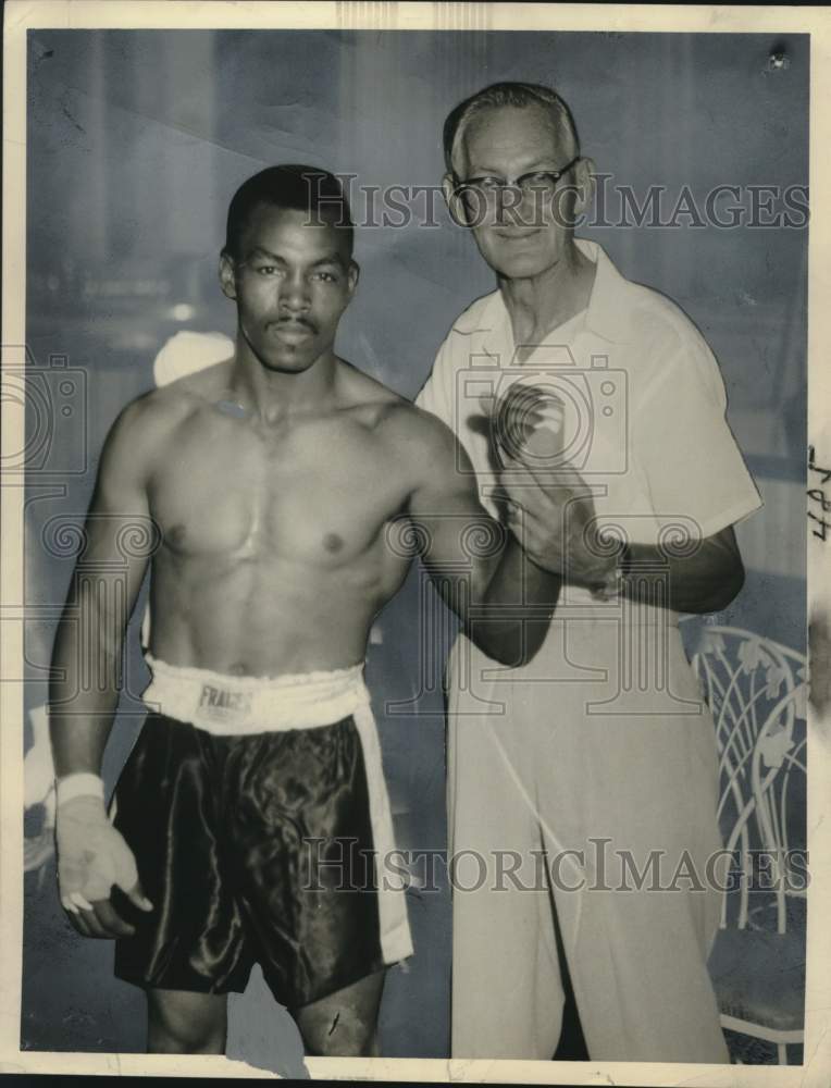 Press Photo Boxer Joey Parks with his manager Don Burke - noo52400- Historic Images