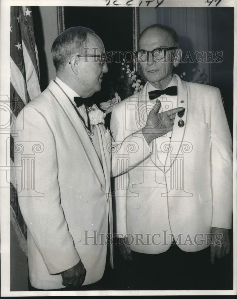 Load image into Gallery viewer, 1969 Press Photo R. Cecil Paslay conferred Patriots Medal by Charles Zatarain
