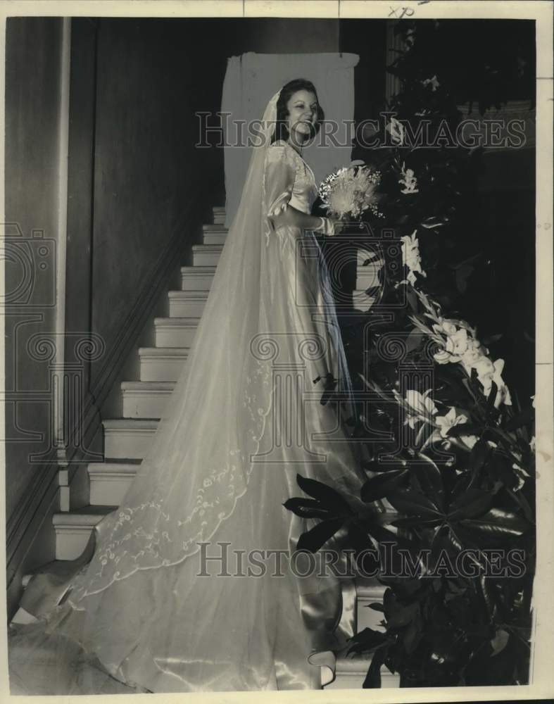 Load image into Gallery viewer, 1951 Press Photo Mrs. James Lewis Owens in her wedding dress - noo52510
