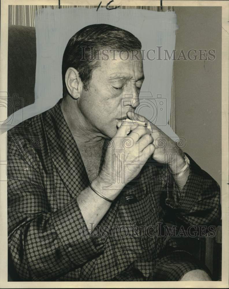 1970 Press Photo Tony Owen, Producer in a smoking jacket, lighting a cigarette- Historic Images