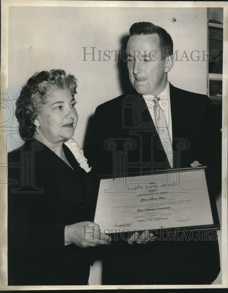 1960 Press Photo Mrs. Lillian Patti honored by John R. Van Kirk- Shell Oil Co.