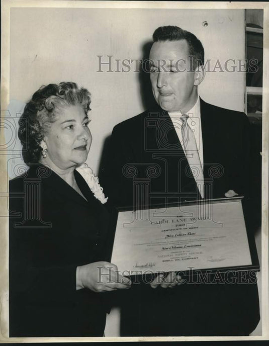 1960 Press Photo Mrs. Lillian Patti honored by John R. Van Kirk- Shell Oil Co.