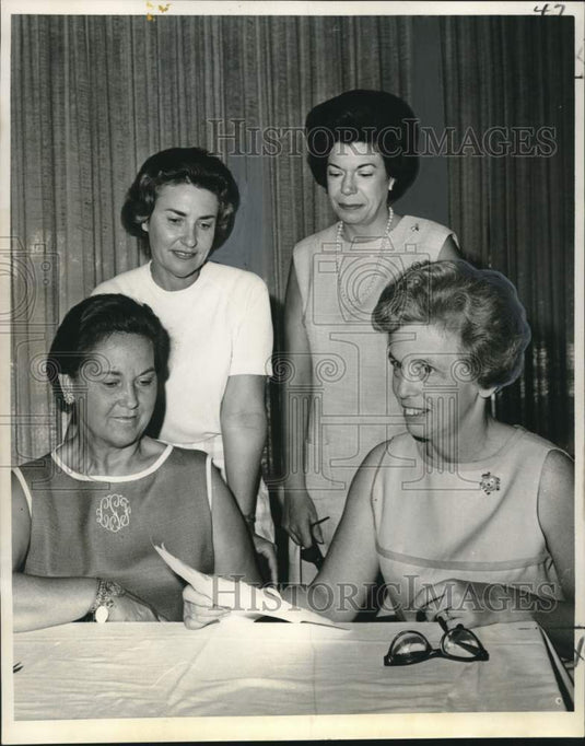 1967 Press Photo Planning for the New Orleans Country Club Ladies Tournament- Historic Images