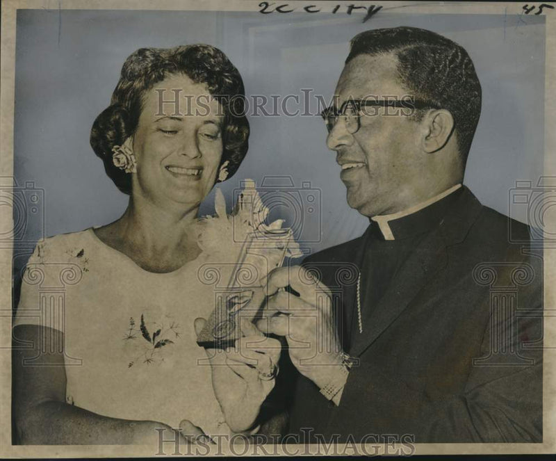 Load image into Gallery viewer, 1967 Press Photo Harold R. Perry honoring Mrs. Owen Miranda "Mother of the Year"
