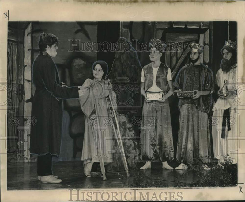 Load image into Gallery viewer, 1965 Press Photo Cast of Nativity Play at Samuel J. Peters Junior High School
