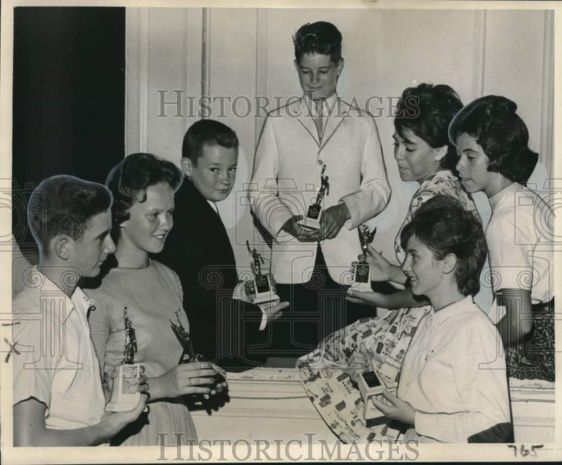 Load image into Gallery viewer, 1963 Press Photo Oratorical Contest winners-Samuel J. Peters Junior High School
