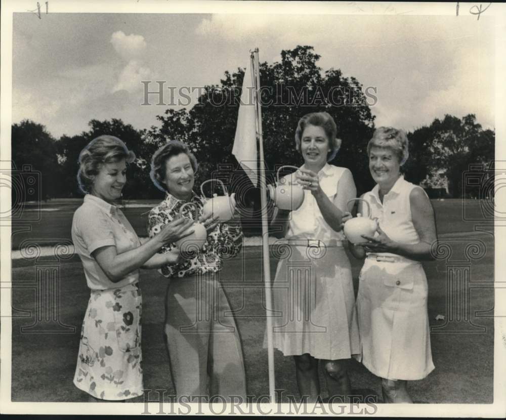 1975 Press Photo Winners in golf tournament hold tea pots - noo52798- Historic Images