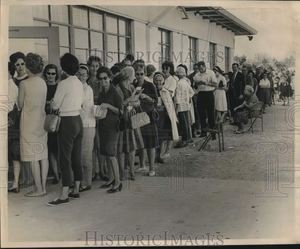 1964 Press Photo Waiting to cast their ballots in the 10th Ward, 4th Precinct- Historic Images