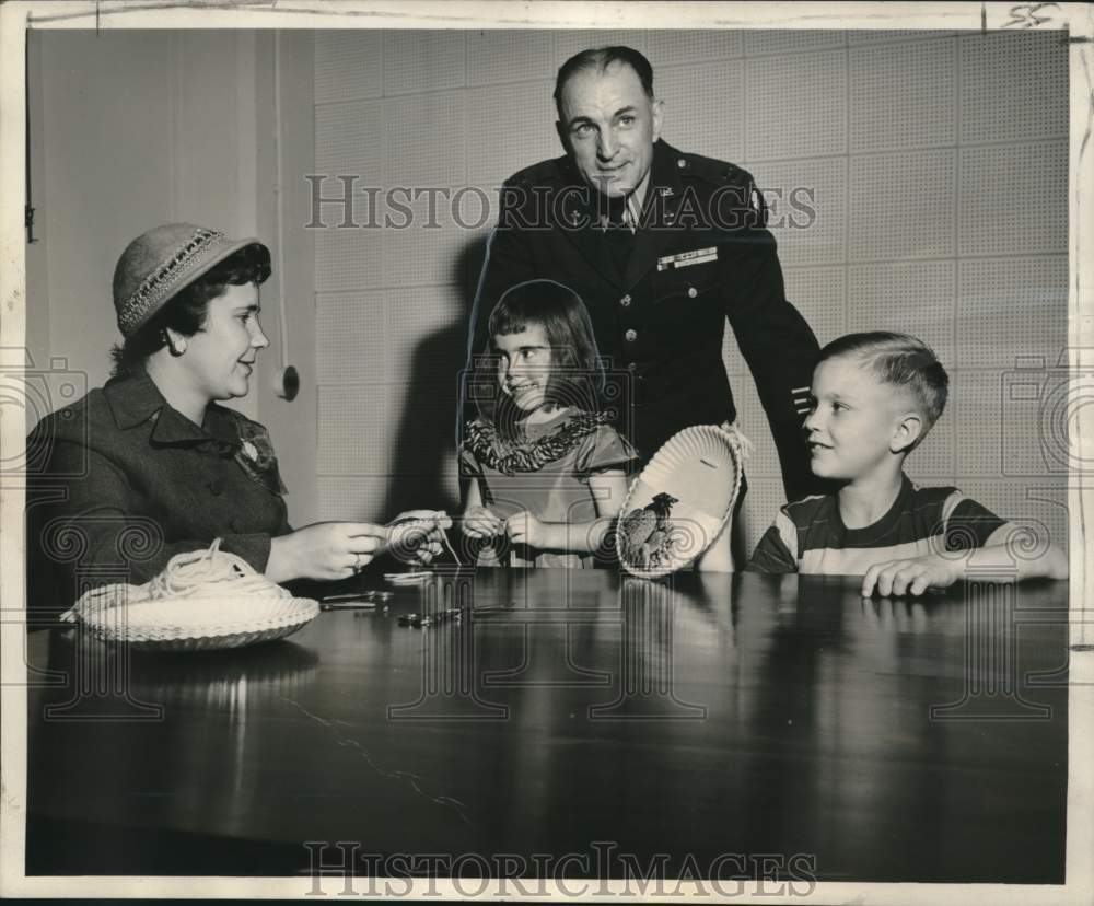 1952 Press Photo Louis L. Prewitt & his family- New Orleans Port of Embarkation