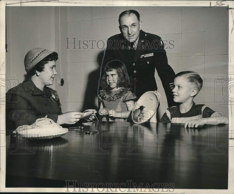 Load image into Gallery viewer, 1952 Press Photo Louis L. Prewitt &amp; his family- New Orleans Port of Embarkation
