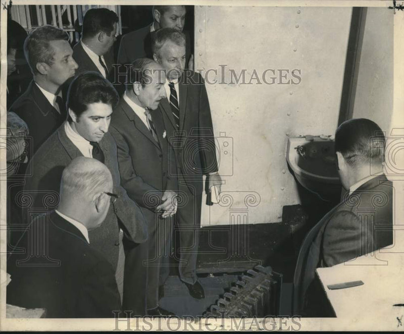 Load image into Gallery viewer, 1969 Press Photo Parish Prison Tour conducted by Warden A. J. Falkenstein
