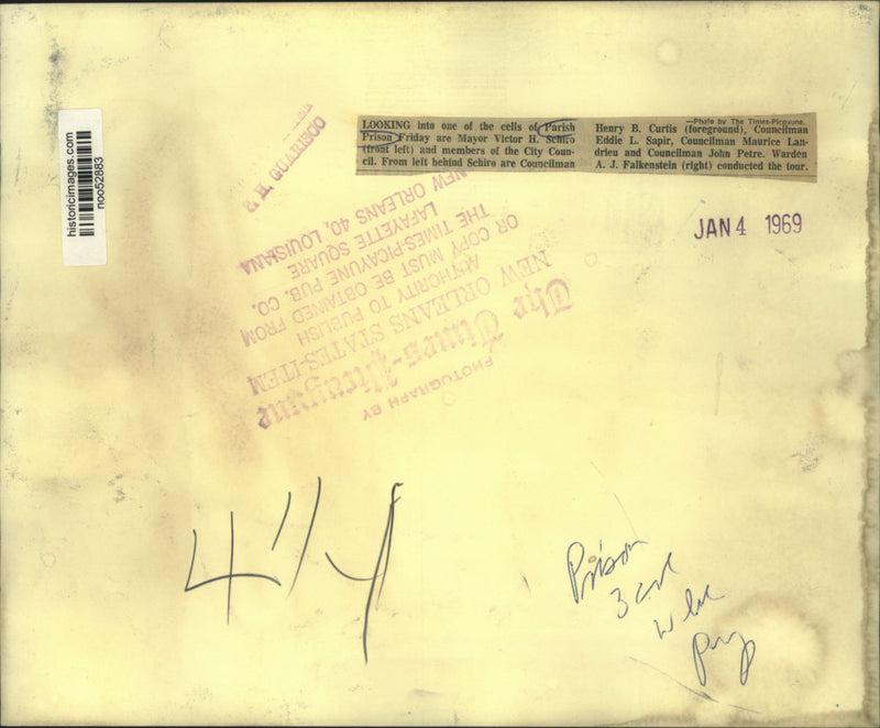 Load image into Gallery viewer, 1969 Press Photo Parish Prison Tour conducted by Warden A. J. Falkenstein
