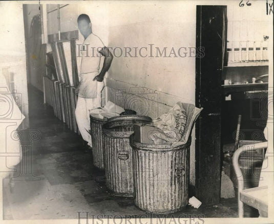 1967 Press Photo Fire hazard garbage cans outside the kitchen at Parish Prison