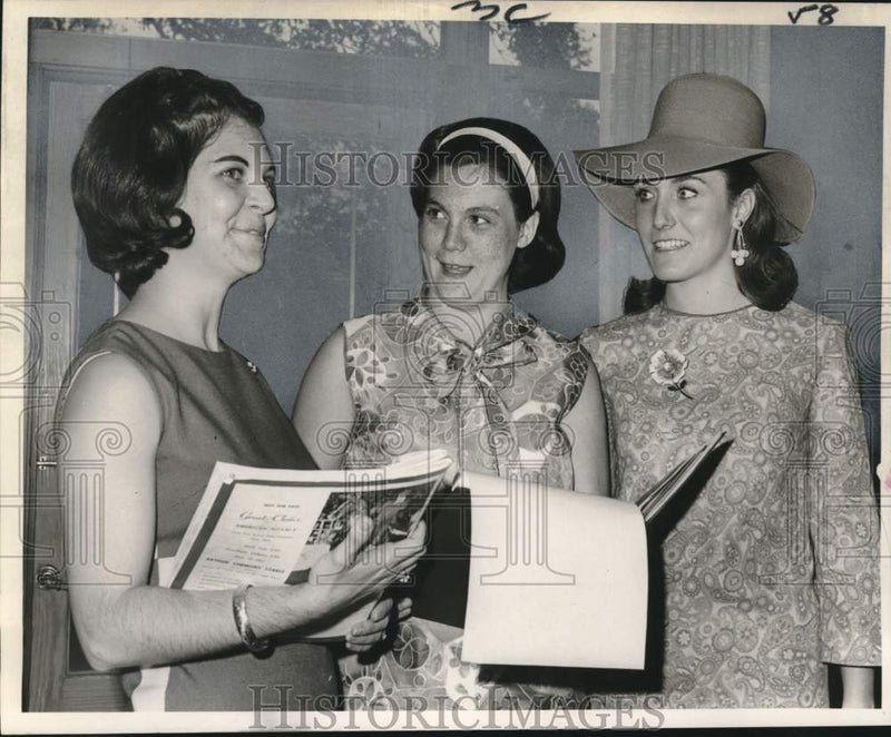 Load image into Gallery viewer, 1967 Press Photo A group of New Orleans ladies gathered for a meeting
