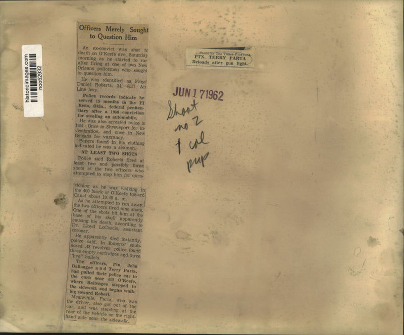 Load image into Gallery viewer, 1962 Press Photo Ex-convict shot to death by policemen while trying to escape
