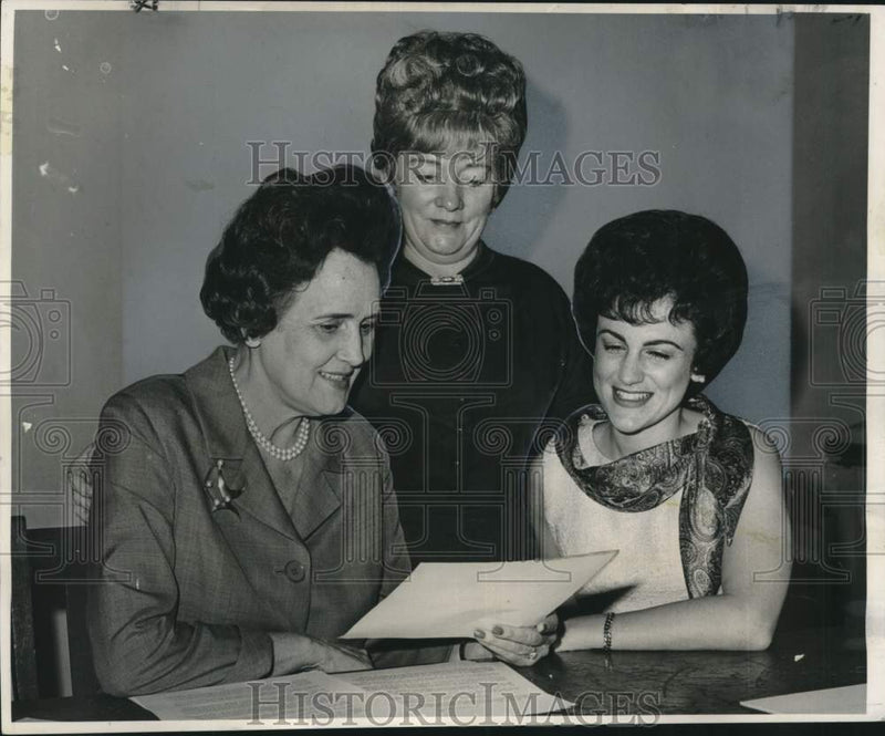 Load image into Gallery viewer, 1966 Press Photo Celebrating week of prayer for the political prisoners of Cuba
