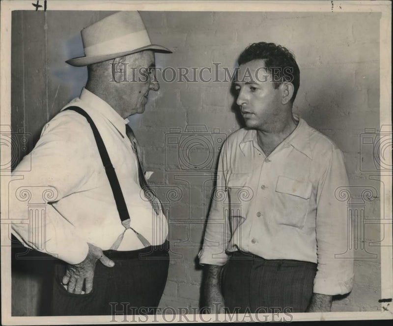 Load image into Gallery viewer, 1948 Press Photo Captain Harry Gregson interrogating Claudius Parr - noo53005
