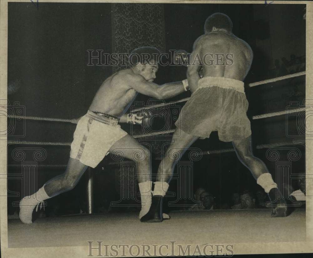 1970 Press Photo Eddie Pace landing a mid-section punch to Juarez De Dima- Historic Images