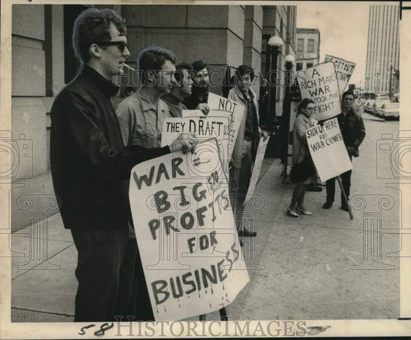 Load image into Gallery viewer, 1968 Press Photo Anti-war protestors assembling in downtown - noo53022
