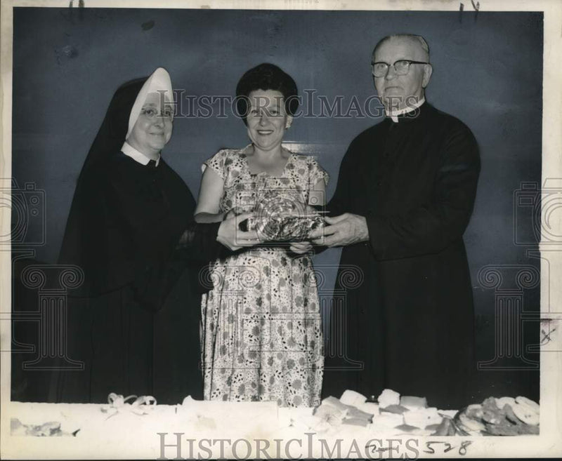 Load image into Gallery viewer, 1959 Press Photo Our Lady of Prompt Succor school receiving donations
