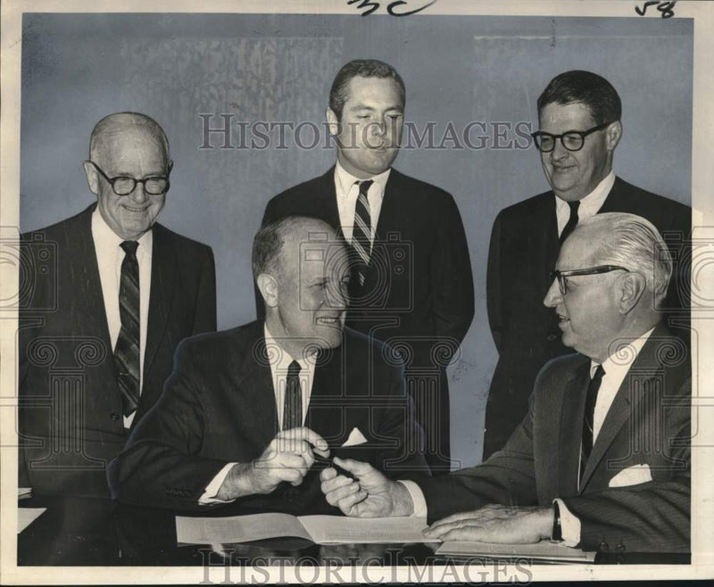 Load image into Gallery viewer, 1966 Press Photo Underwriting Agreement- National Bank of Commerce, New Orleans
