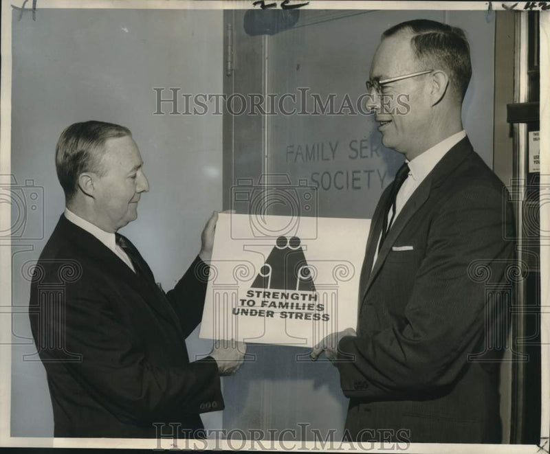 Load image into Gallery viewer, 1963 Press Photo Louis B. Claverie &amp; Franklin Parks- Family Service Society
