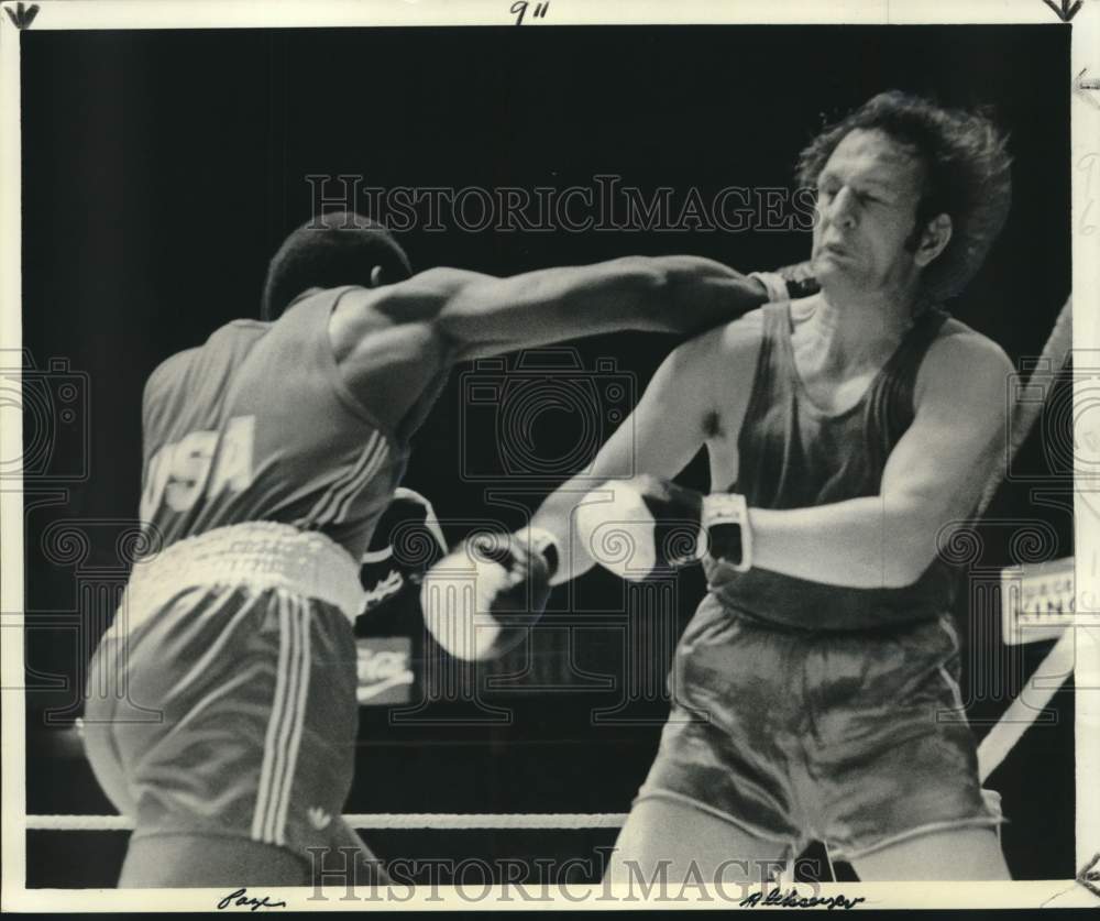 1977 Press Photo Boxing-Greg Page roundhouses Russia&#39;s Vyacheslav Alekseyev- Historic Images