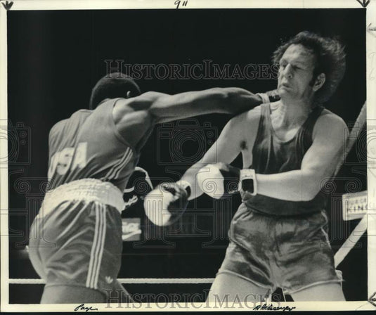 1977 Press Photo Boxing-Greg Page roundhouses Russia's Vyacheslav Alekseyev- Historic Images