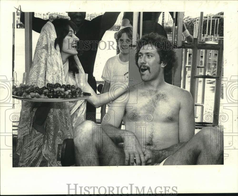 1979 Press Photo Rookie Saints punter Rick Partridge with a Habeba dancer- Historic Images