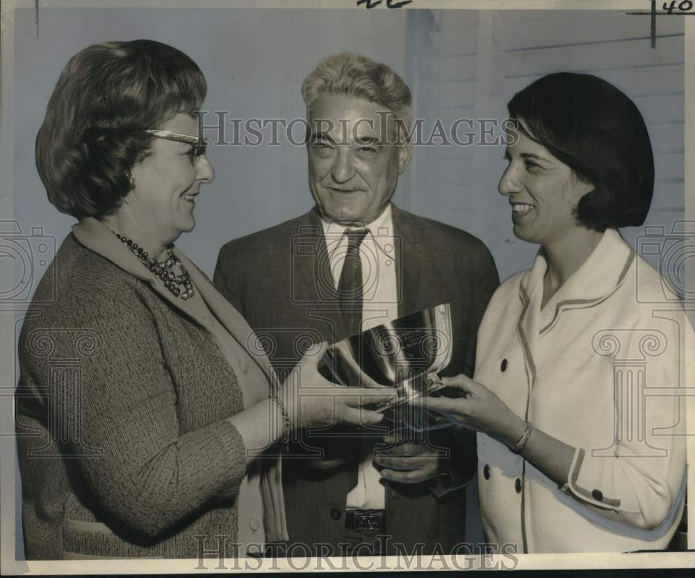 1964 Press Photo Mr. and Mrs. Joseph Perino honored by Children&#39;s Bureau
