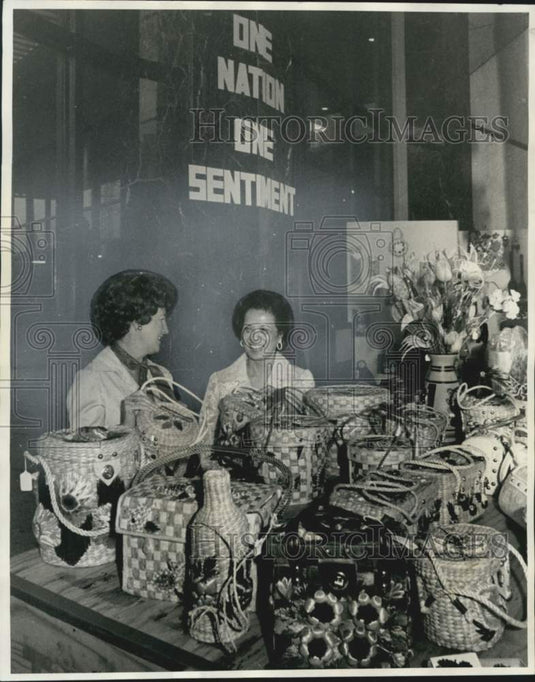1975 Press Photo Belen Bautista & John P. Lambert Jr. at Philippine Week exhibit