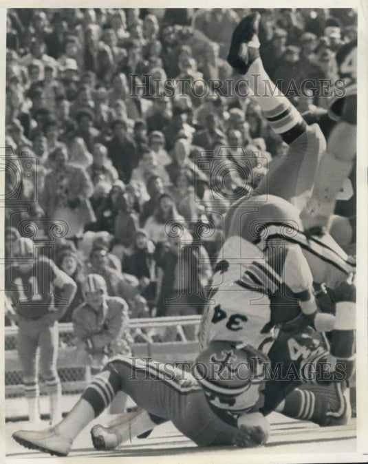 1973 Press Photo Saints running back Jess Phillips stopped by 49ers' defense- Historic Images