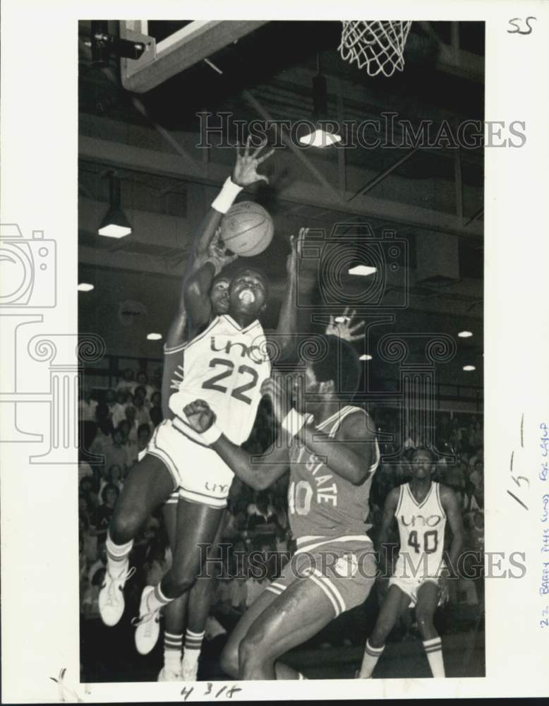 1978 Press Photo Basketball- UNO&#39;s Barry Pitts (22) skies for an uneasy layup- Historic Images