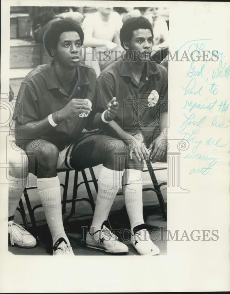 1974 Press Photo Mike Pittman &amp; Jordan Crump, UNO&#39;s freshmen watch court action- Historic Images