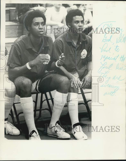 1974 Press Photo Mike Pittman & Jordan Crump, UNO's freshmen watch court action- Historic Images