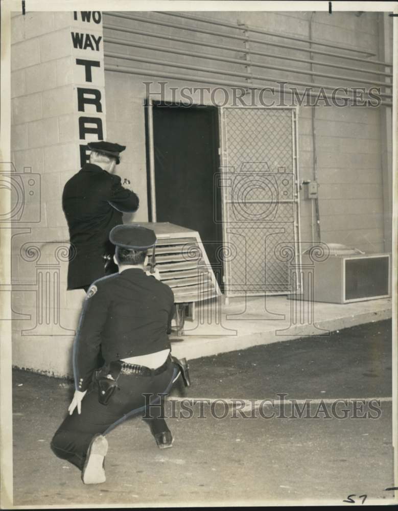 1968 Press Photo Armed Police Officers storming store at Menteur highway