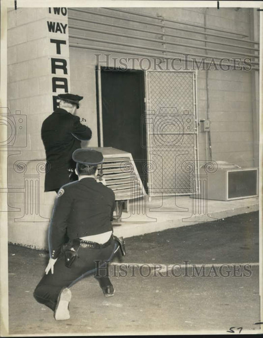 1968 Press Photo Armed Police Officers storming store at Menteur highway