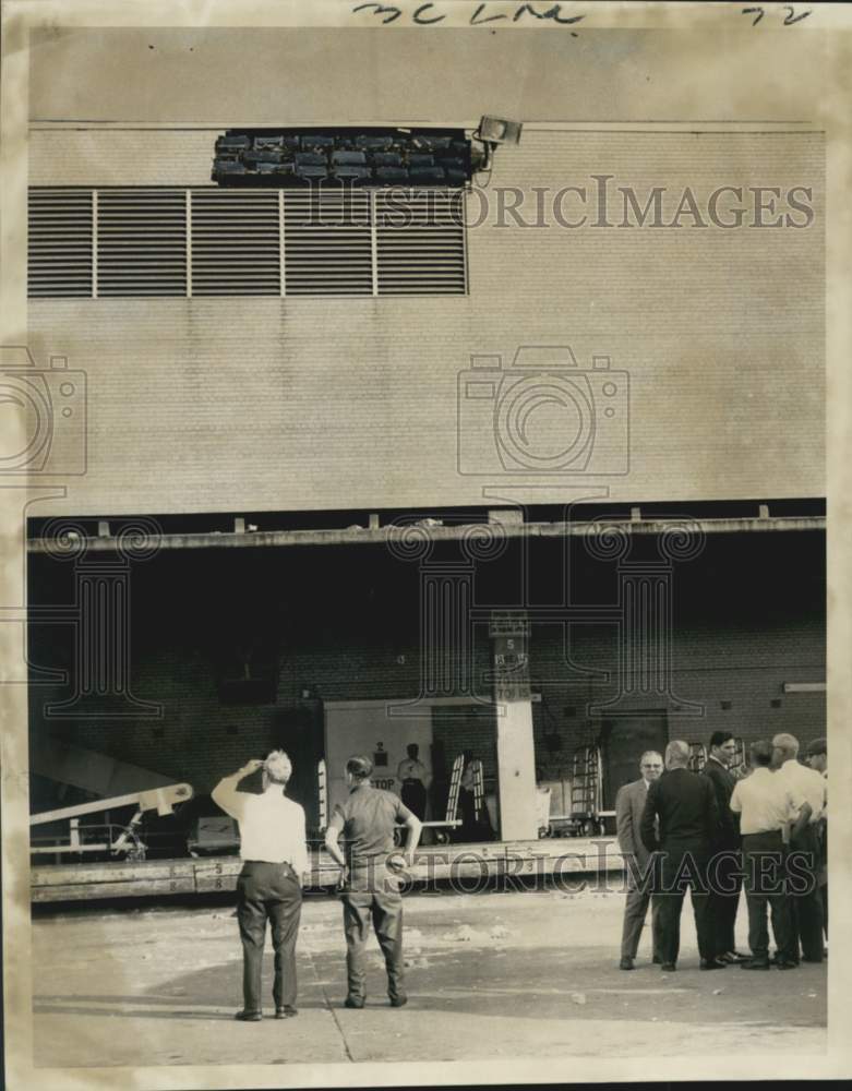 1969 Press Photo Main wall of United States Post Office on Loyola collapsing