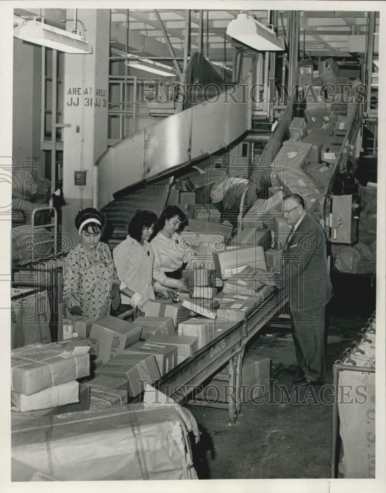 Load image into Gallery viewer, 1965 Press Photo A. Frank Fairley supervising the sorting of Christmas Mail
